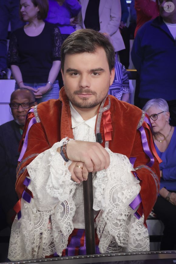 Un jolie façon de rendre hommage à ce jour si particulier !

Gauthier Le Bret sur le plateau de l'émission "Face à Hanouna" diffusée le 23 novembre 2024 - Paris le 21 novembre 2024 - © Jack Tribeca / Bestimage