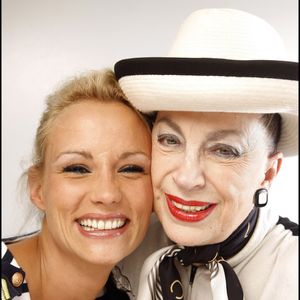 Bien que nostalgique, elle se félicite de retrouver un peu de l'esprit de Geneviève dans le concours actuel. 

Geneviève de Fontenay et Elodie Gossuin, lors d’un portrait réalisé à Paris, en France, le 12 mai 2010. Cédric Perrin / Bestimage