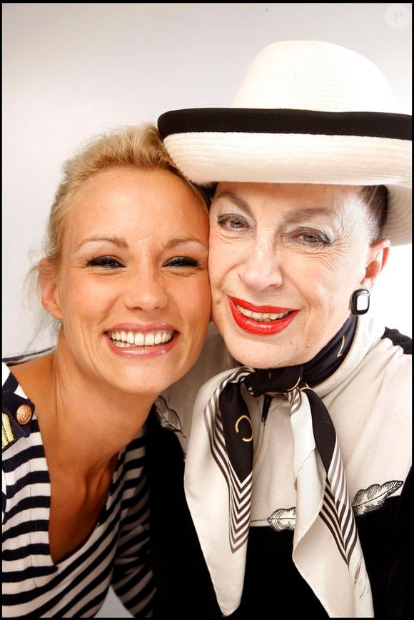 Bien que nostalgique, elle se félicite de retrouver un peu de l'esprit de Geneviève dans le concours actuel. 

Geneviève de Fontenay et Elodie Gossuin, lors d’un portrait réalisé à Paris, en France, le 12 mai 2010. Cédric Perrin / Bestimage