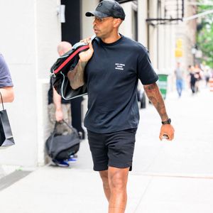 Oubliez la petite brioche de la retraite ! À 48 ans, le consultant star affiche un "six-pack" d'acier. Une silhouette sculptée par des années de discipline.

Thierry Henry, qui a décidé de quitte son poste de sélectionneur de l'équipe de France espoirs, se promène à New York, le 22 août 2024.

©BestImage