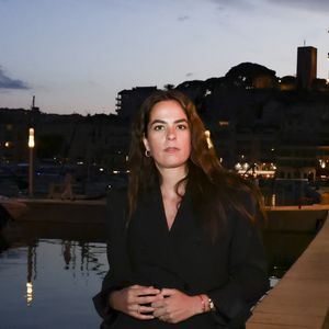 Exclusif - Anouchka Delon pose en backstage de l'émission "C à vous" lors du 78ème Festival International du Film de Cannes le 15 mai  2025. © Jack Tribeca / Bestimage