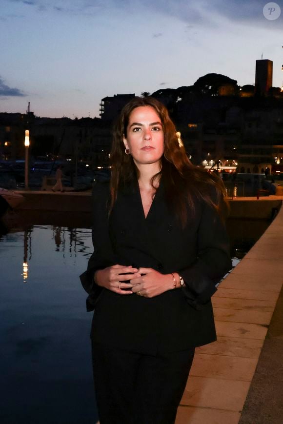 Exclusif - Anouchka Delon pose en backstage de l'émission "C à vous" lors du 78ème Festival International du Film de Cannes le 15 mai  2025. © Jack Tribeca / Bestimage