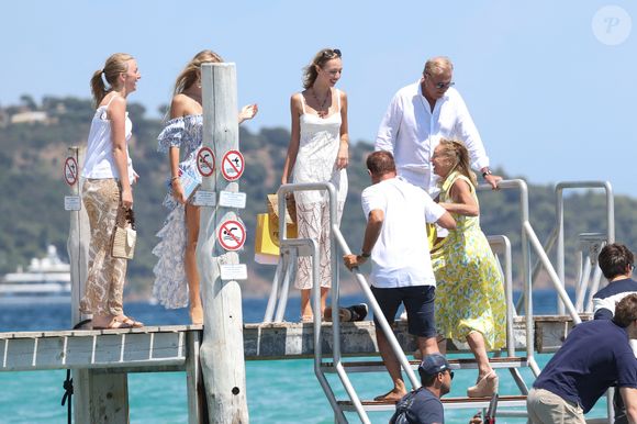 Une virée qui fait du bien dans une destination très jet set prisée des stars en été 

Charles de Bourbon des Deux-Siciles, Camilla de Bourbon des Deux-Siciles et leurs filles les princesses Maria Carolina et Maria Chiara sont allés déjeuner avec le prince Laurent de Belgique et ses enfants les princes Aymeric et Nicolas et la princesse Louise de Belgique au club 55 à Saint-Tropez le 3 aout 2025. Agence / Bestimage