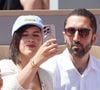 C'est lors du jeu des sept horloges où il faut récolter des boyards sur une plateforme tournante que le médecin a chuté violemment.
Jimmy Mohamed et sa femme Souailla - Célébrités dans les tribunes des Internationaux de France de tennis de Roland Garros 2024 à Paris le 26 mai 2024. © Moreau-Jacovides/Bestimage