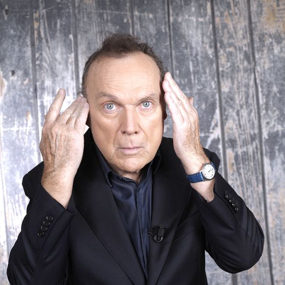 Exclusif - Portrait de Julien Lepers lors de l'enregistrement de l'émission "Chez Jordan de Luxe" à Paris. Le 8 octobre 2024
© Cédric Perrin / Bestimage