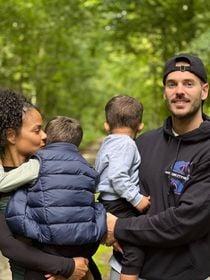 Dans la maison de campagne de M. Pokora et Christina Milian en France : canapé rose, billard… Visite du bien en pleine nature