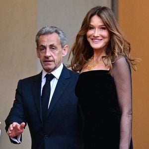 Nicolas Sarkozy et sa femme Carla Bruni (robe Ralph Lauren)  - Arrivées des personnalités au dîner d’État en l’honneur du président brésilien et de sa femme au palais présidentiel de l’Élysée à Paris le 5 juin 2025.

© Christian Liewig / Bestimage