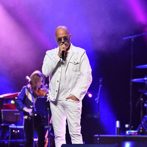 Pascal Obispo sur la scène de l'Olympia pour le 20e anniversaire de la Fondation pour la recherche sur la maladie d'Alzheimer le 18 mai 2024 à Paris, France. Photo par Christophe Meng/abacapress.com