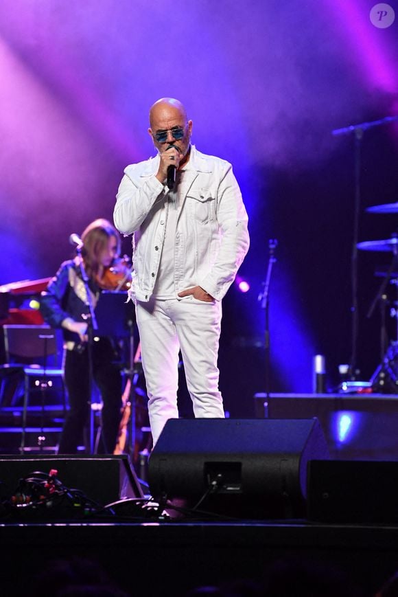 Pascal Obispo sur la scène de l'Olympia pour le 20e anniversaire de la Fondation pour la recherche sur la maladie d'Alzheimer le 18 mai 2024 à Paris, France. Photo par Christophe Meng/abacapress.com
