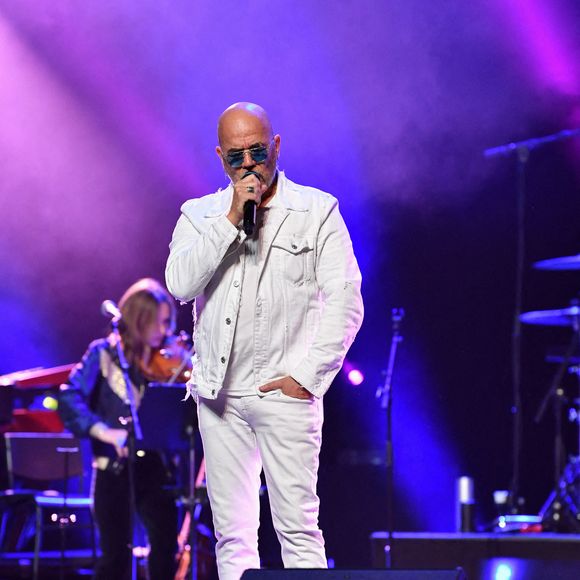 Pascal Obispo sur la scène de l'Olympia pour le 20e anniversaire de la Fondation pour la recherche sur la maladie d'Alzheimer le 18 mai 2024 à Paris, France. Photo par Christophe Meng/abacapress.com