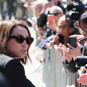 Laura Smet - Sorties des obsèques de Nathalie Baye en l'église Saint-Sulpice à Paris le 24 avril 2026. © Dominique Jacovides - Coadic Guirec / Bestimage