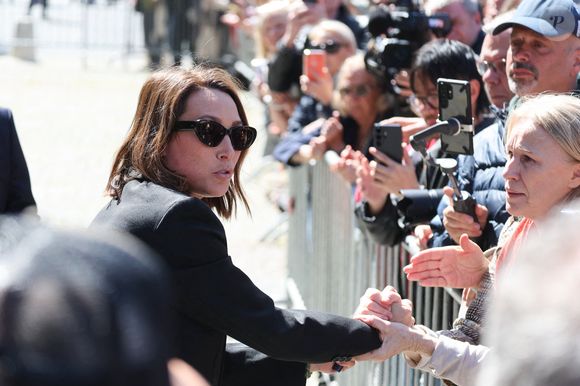 Laura Smet - Sorties des obsèques de Nathalie Baye en l'église Saint-Sulpice à Paris le 24 avril 2026. © Dominique Jacovides - Coadic Guirec / Bestimage