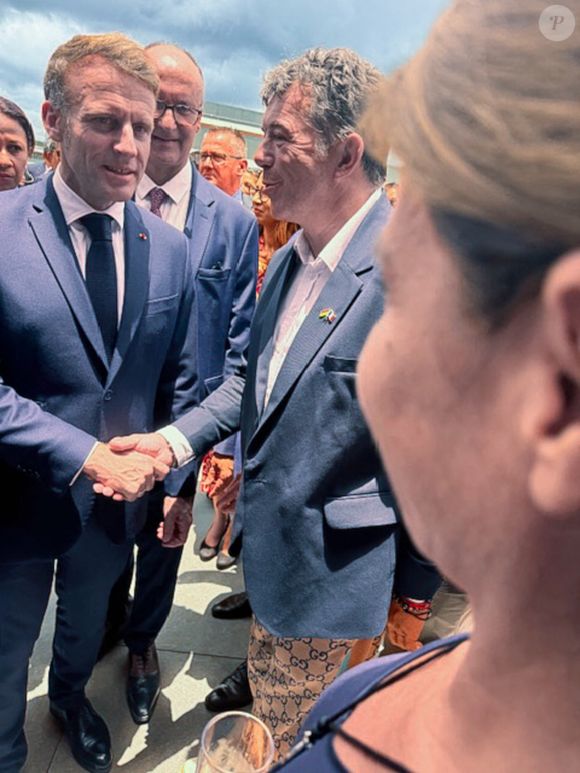 Pendant quelques minutes, il a pu discuter avec le président, qui lui a confié qu’il avait « horreur des effets de meute » et qu’il ne fallait jamais renoncer. 

Exclusif - Stéphane Plaza, en voyage d'affaire pour trouver de nouveaux franchisés à Île Maurice, a reçu une invitation du président Emmanuel Macron à l'occasion de l'inauguration du nouveau site de l'Ambassade de France à Maurice à l'immeuble "The Workplace", Moka-Telfair, le vendredi 21 novembre 2025. © Bestimage