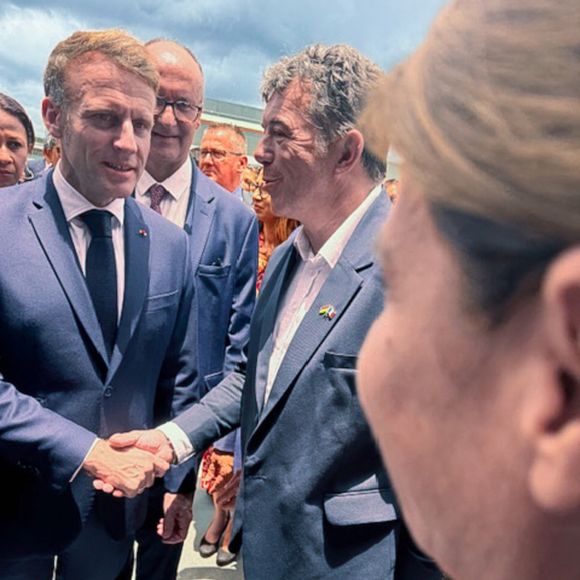 Pendant quelques minutes, il a pu discuter avec le président, qui lui a confié qu’il avait « horreur des effets de meute » et qu’il ne fallait jamais renoncer. 

Exclusif - Stéphane Plaza, en voyage d'affaire pour trouver de nouveaux franchisés à Île Maurice, a reçu une invitation du président Emmanuel Macron à l'occasion de l'inauguration du nouveau site de l'Ambassade de France à Maurice à l'immeuble "The Workplace", Moka-Telfair, le vendredi 21 novembre 2025. © Bestimage