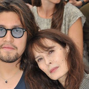 Lulu Gainsbourg et sa mère Bambou assistent au défilé Chanel prêt-à-porter printemps-été 2012 lors de la Fashion Week de Paris au Grand Palais à Paris, France, le 4 octobre 2011.© Thierry Orban/Abacapress.com