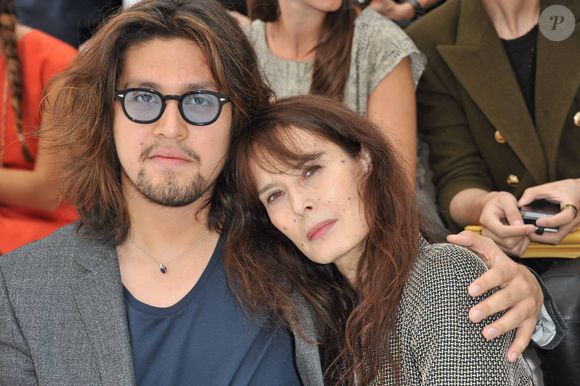 Lulu Gainsbourg et sa mère Bambou assistent au défilé Chanel prêt-à-porter printemps-été 2012 lors de la Fashion Week de Paris au Grand Palais à Paris, France, le 4 octobre 2011.© Thierry Orban/Abacapress.com