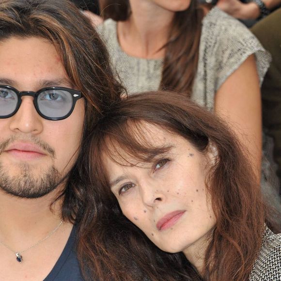 Lulu Gainsbourg et sa mère Bambou assistent au défilé Chanel prêt-à-porter printemps-été 2012 lors de la Fashion Week de Paris au Grand Palais à Paris, France, le 4 octobre 2011.© Thierry Orban/Abacapress.com