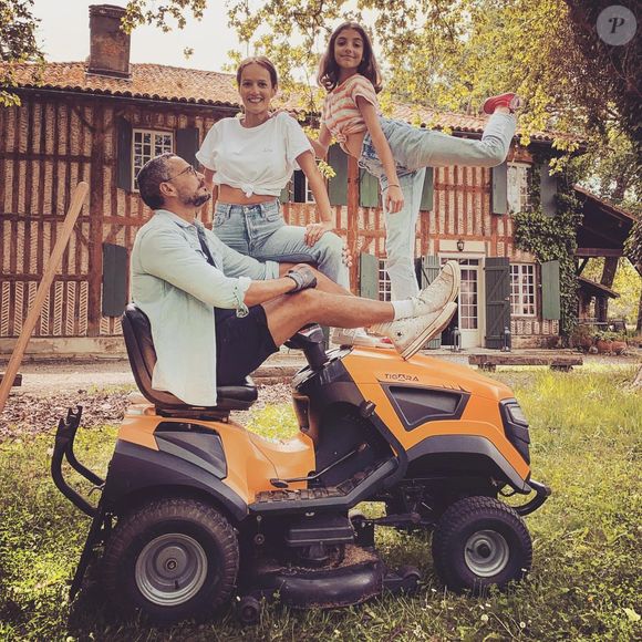 Quant à Toni, c'est les épaules dénudés qu'elle a pris la pose au photocall de l'événement avec sa célèbre maman. Son haut blanc était associé à un jean bleu. 

Julien Mairesse et sa famille recomposée, avec notamment Toni, la fille de Florence Foresti. Instagram.