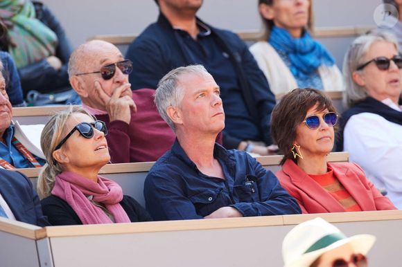 Les 3 animateurs de TF1, France 2 et M6, Julien Arnaud, Anne-Sophie Lapix et Nathalie Renoux en tribunes lors des Internationaux de France de tennis de Roland Garros 2023 à Paris, France, le 2 juin 2023. © Moreau-Jacovides/Bestimage