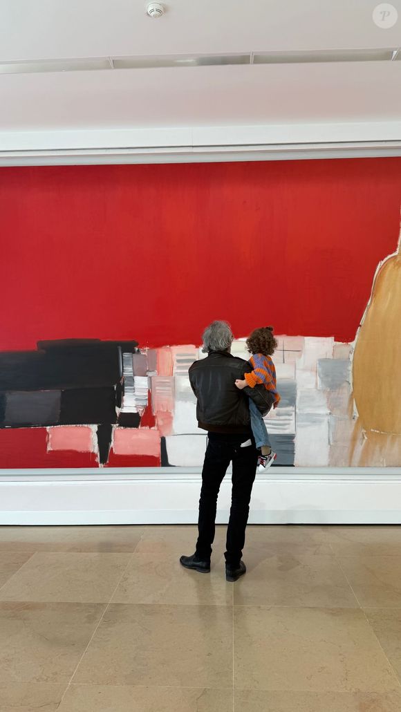 Sur Instagram, Lou Doillon a dévoilé une photos de deux des hommes de sa vie lors d'une expo
Stéphane Manel et Laszlo, le fils qu'il a eu avec Lou Doillon