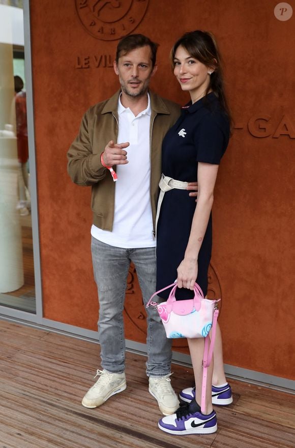 Nicolas Duvauchelle et sa compagne Chloé Roy au village lors des Internationaux de France de Tennis de Roland Garros 2022 à Paris, France, le 5 juin 2022. © Dominique Jacovides/Bestimage