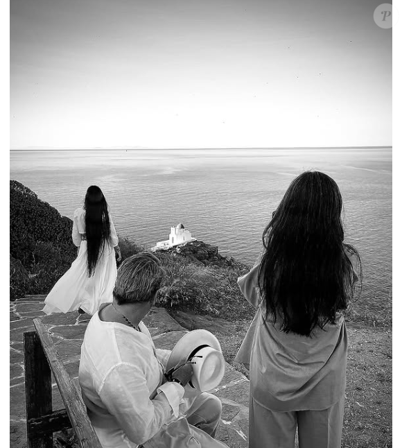 Le chanteur, sa femme et leur fille Ael, ont profité des magnifiques paysages

Florent Pagny avec sa femme, sa fille et une amie en Grèce