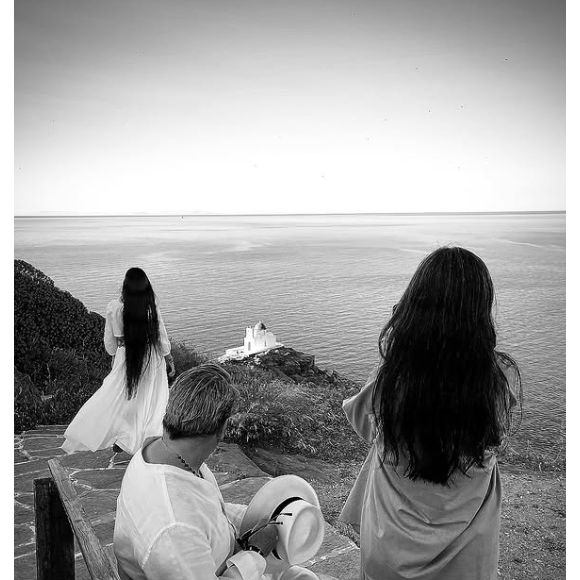 Le chanteur, sa femme et leur fille Ael, ont profité des magnifiques paysages

Florent Pagny avec sa femme, sa fille et une amie en Grèce