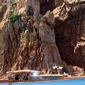 Il a possédé un sublime yacht, réplique d'un bateau du début du siècle...

Le yacht a appartenu à l’acteur de cinéma Christian Clavier, il est alors baptisé "White Rose of Jéricho" © Association Patrimoine Maritime et Fluvial