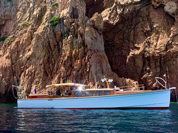 Il a possédé un sublime yacht, réplique d'un bateau du début du siècle...

Le yacht a appartenu à l’acteur de cinéma Christian Clavier, il est alors baptisé "White Rose of Jéricho" © Association Patrimoine Maritime et Fluvial