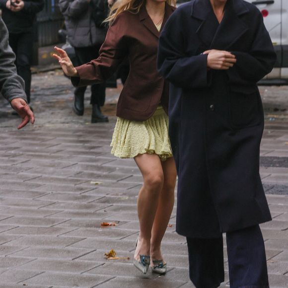Les photographes présents n'ont pas manqué de l'immortaliser.

A Londres, Lily Rose Depp s'affiche dans une mini-robe jaune sans soutien-gorge 
© Backgrid / Bestimage 



Pictured: Lilly Rose Depp