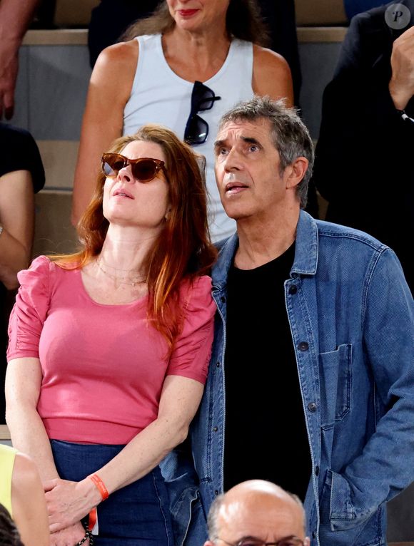 Julien Clerc avec sa femme Hélène Grémillon en tribune (jour 14) lors des Internationaux de France de Tennis de Roland Garros 2022 à Paris, France, le 4 juin 2022. © Dominique Jacovides/Bestimage