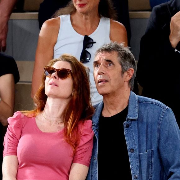 Julien Clerc avec sa femme Hélène Grémillon en tribune (jour 14) lors des Internationaux de France de Tennis de Roland Garros 2022 à Paris, France, le 4 juin 2022. © Dominique Jacovides/Bestimage