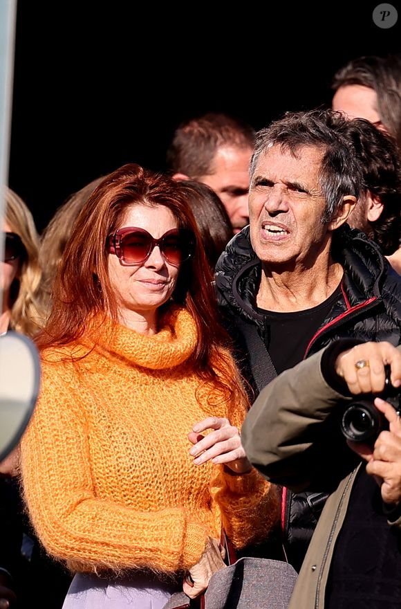 Julien Clerc et sa compagne Hélène Grémillon - I.Huppert a dirigé le tournage de la reproduction du film documentaire muet de 1895 par le regretté cinéaste français Louis Lumière « La Sortie de l'usine Lumière à Lyon » dans le cadre de la 16ème édition du Festival Lumière de Lyon, France, le 19 octobre 2024. © Dominique Jacovides/Bestimage