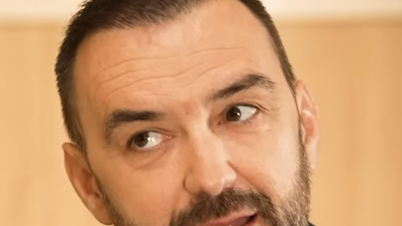 Cyril Lignac face au mépris de ses pairs : ce cuisinier à la renommée mondiale qui l'a qualifié de "chef Kleenex"