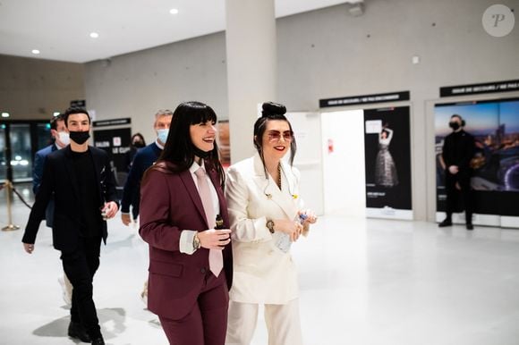 "Les gens ne passaient plus par moi, donc en fait je n'avais plus de contact vraiment avec des gens frontalement."

Exclusif - Hoshi (Mathilde Gerner) en backstage lors de la 37ème cérémonie des Victoires de la musique à la Seine musicale de Boulogne-Billancourt, le 11 février 2022.
© Tiziano Da Silva / Cyril Moreau / Bestimage