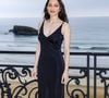 Elle avoue en effet être littéralement terrifiée par le fameux exercice de la montée des marches, qu'elle décrit comme un "vortex énergétique".

Marion Cotillard - Photocall du défilé Chanel "Collection Croisière 2026-2027 (Chanel Cruise)" sur la terrasse du Casino municipal de Biarritz, le 28 avril 2026.
© Olivier Borde/Bestimage