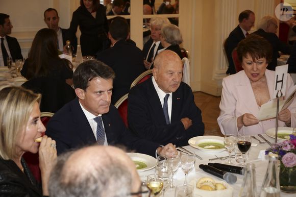 Exclusif - Manuel Valls et sa femme Suzana Gallardo, Marc Ladreit de Lacharrière, Roselyne Bachelot - Dîner de La Revue des Deux Mondes, à La Maison de l’Amérique Latine, en l’honneur de M. Valls à Paris le 27 mai 2025 © Jack Tribeca / Bestimage