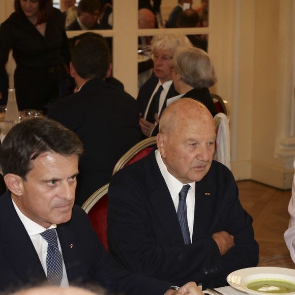 Exclusif - Manuel Valls et sa femme Suzana Gallardo, Marc Ladreit de Lacharrière, Roselyne Bachelot - Dîner de La Revue des Deux Mondes, à La Maison de l’Amérique Latine, en l’honneur de M. Valls à Paris le 27 mai 2025 © Jack Tribeca / Bestimage