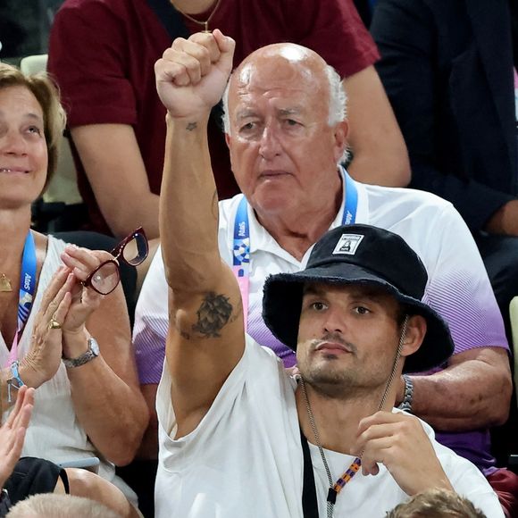 Laure Manaudou, Florent Manaudou et sa compagne Lola Dumenil  - Les célébrités en tribunes pendant l'épreuve de basketball de Demi-Finale opposant la France à l'Allemagne lors des Jeux Olympiques de Paris 2024 (JO) à l'Arena Bercy, à Paris, France, le 8 août 2024. © Jacovides-Perusseau/Bestimage