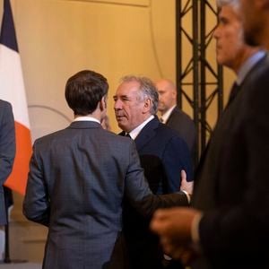 Le Président de la République Emmanuel Macron (L) et le maire de Pau François Bayrou - Les maires de France lors de la 105ème session du Congrès des Maires de France, organisée par l'AMF, au palais de l'Elysée à Paris. Le 22 novembre 2023
© Eliot Blondet / Pool / Bestimage