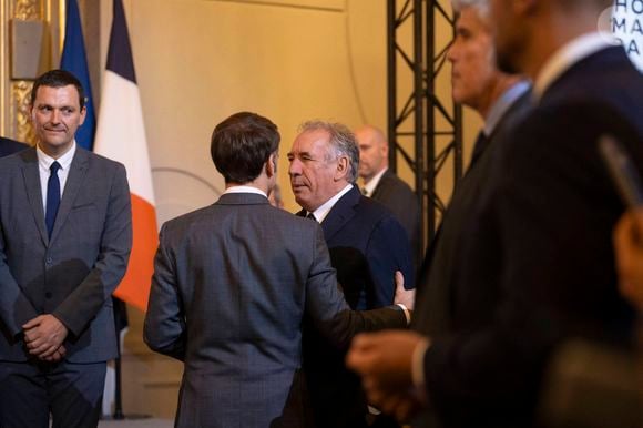 Le Président de la République Emmanuel Macron (L) et le maire de Pau François Bayrou - Les maires de France lors de la 105ème session du Congrès des Maires de France, organisée par l'AMF, au palais de l'Elysée à Paris. Le 22 novembre 2023
© Eliot Blondet / Pool / Bestimage