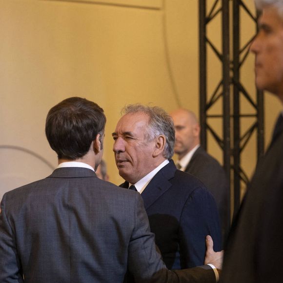 Le Président de la République Emmanuel Macron (L) et le maire de Pau François Bayrou - Les maires de France lors de la 105ème session du Congrès des Maires de France, organisée par l'AMF, au palais de l'Elysée à Paris. Le 22 novembre 2023
© Eliot Blondet / Pool / Bestimage