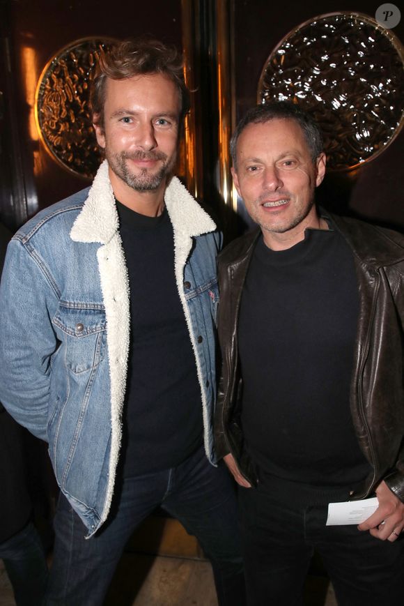 Exclusif - Marc-Olivier Fogiel et son mari François Roelants - Personnalités à la première représentation du show de A.Sublet "Tous les risques n'auront pas la saveur du succès" au Théâtre Antoine à Paris. Le 13 novembre 2023 © Bertrand Rindoff / Bestimage