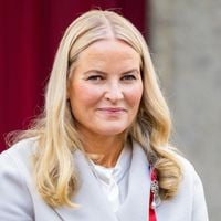 La princesse Mette-Marit de Norvège réapparaît un mois après avoir reçu de nouveaux poumons, les réactions ne se font pas attendre