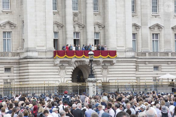 Le prince Michael de Kent, sa femme Marie-Christine von Reibnitz, le prince Edward, comte de Wessex, la comtesse Sophie de Wessex, le prince Charles, Camilla Parker Bowles, duchesse de Cornouailles, la reine Elisabeth II d'Angleterre, Meghan Markle, duchesse de Sussex, le prince Harry, duc de Sussex, le prince William, duc de Cambridge, Kate Catherine Middleton, duchesse de Cambridge, la princesse Anne et son mari Timothy Laurence - La famille royale d'Angleterre lors de la parade aérienne de la RAF pour le centième anniversaire au palais de Buckingham à Londres. Le 10 juillet 2018 Action Press / Bestimage