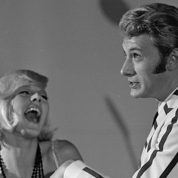 Ce séjour à trois reste aujourd’hui un souvenir marquant, symbole d’une époque où amitié, jeunesse et liberté se mêlaient sans contrainte.

Archives - En France, à Paris, sur le plateau de l'émission "SHOW HALLYDAY-VARTAN", Sylvie VARTAN et Johnny HALLYDAY. Le 17 décembre 1965
Gérard Letellier via Bestimage