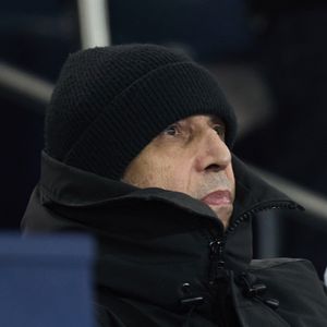 Julien Clerc et son fils Léonard dans les tribunes lors du match de Ligue Des Champions 2024-2025 (LDC) "PSG - Brest (7-0)" au Parc Des Princes, le 19 février 2025.
© Cyril Moreau/Bestimage