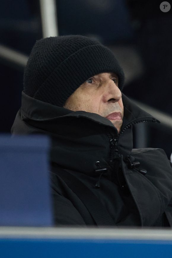 Julien Clerc et son fils Léonard dans les tribunes lors du match de Ligue Des Champions 2024-2025 (LDC) "PSG - Brest (7-0)" au Parc Des Princes, le 19 février 2025.
© Cyril Moreau/Bestimage