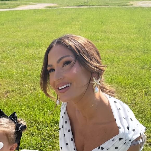 Vitaa a célébré le mariage de sa belle-fille Sarah avec Ryan. 

Vitaa au mariage de Sarah, la fille de l'époux de la chanteuse, Hicham. Instagram.  mai 2025