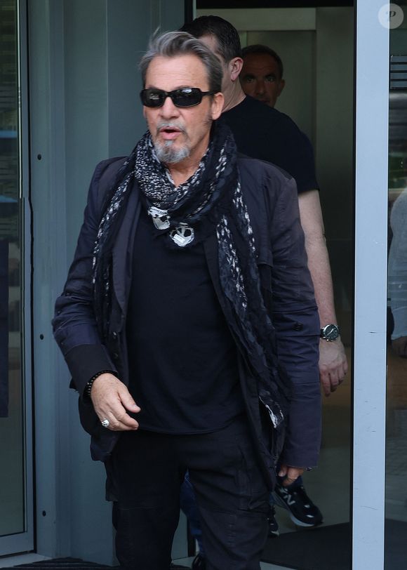 Florent Pagny quitte les studios RTL à Neuilly-sur-Seine le 2 Mai 2025. © Denis Guignebourg/BestImage